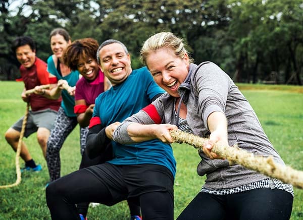 Adults-tug-of-war-team-building-rope-600x436-1